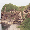 牛が首のスランプ構造<br>
            海岸の崖にみられる大規模なスランプ構造です。地層が完全にブロック化しているのがわかります。<br>
            <br>
            Locality : 新潟県柏崎市牛が首<br>