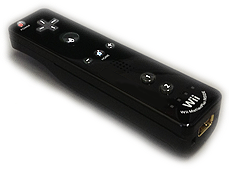 この図は、Wii(R)リモコンプラス(TM)の本体を斜めからみた写真です。主要ボタン取付面、左側面、及びソケット面が分かるように撮影されています。