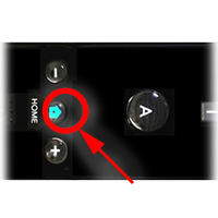 この図は、Wii(R)リモコンプラス(TM)のホームボタンを押す図です。