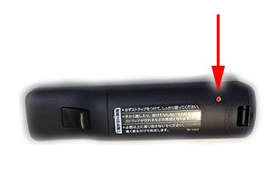 この図は、Wii(R)リモコンプラス(TM)の背面のSYNCボタンを押す図です。